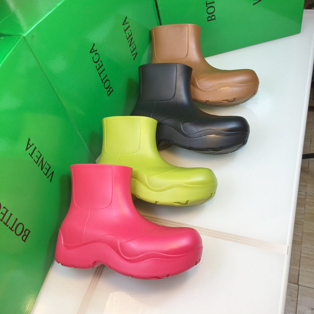 BOTTEGA VENETA PUDDLE ANKLE BOOT IN CAMEL BEIGE RUBBER