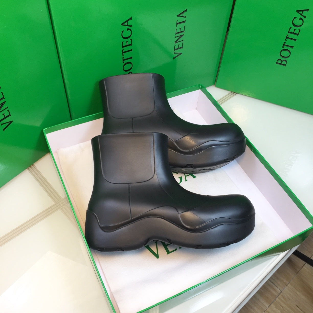 BOTTEGA VENETA PUDDLE ANKLE BOOT IN BLACK RUBBER