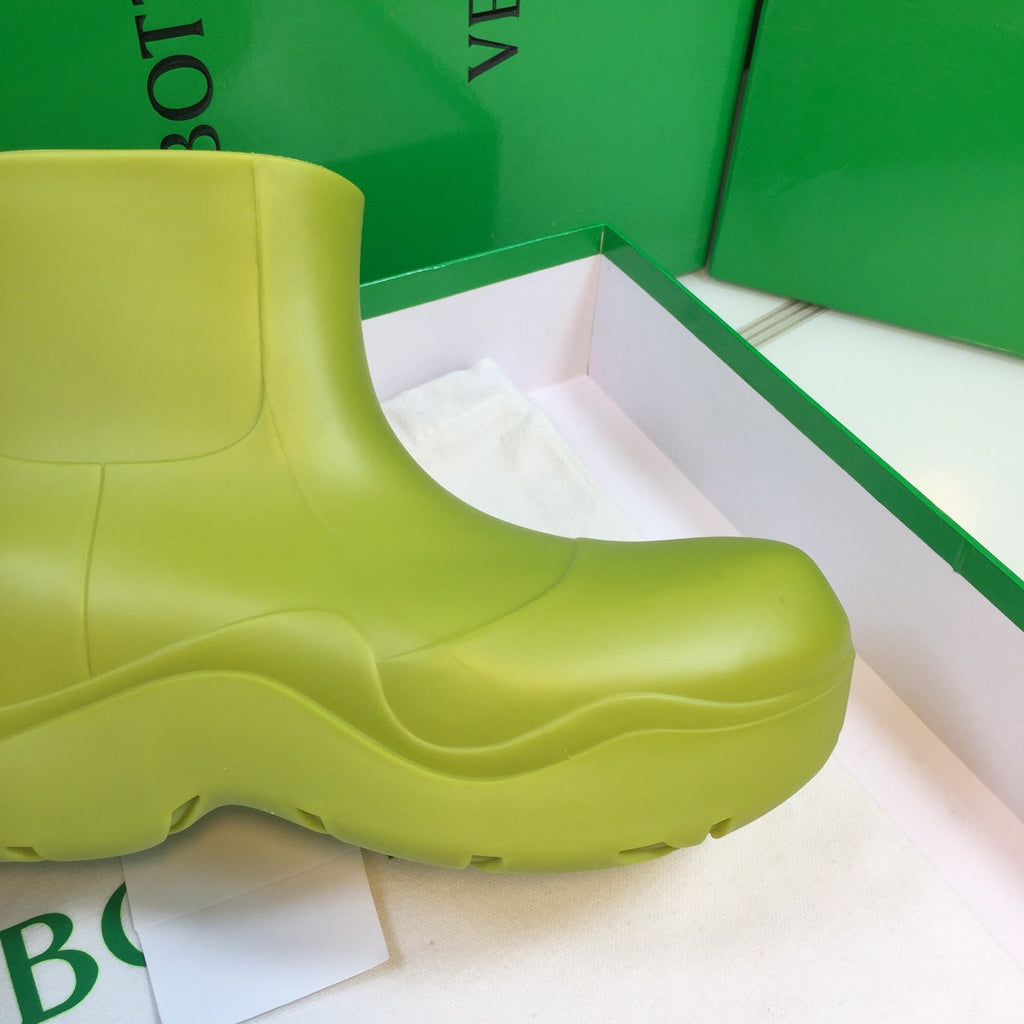 BOTTEGA VENETA PUDDLE ANKLE BOOT IN OLIVE GREEN RUBBER