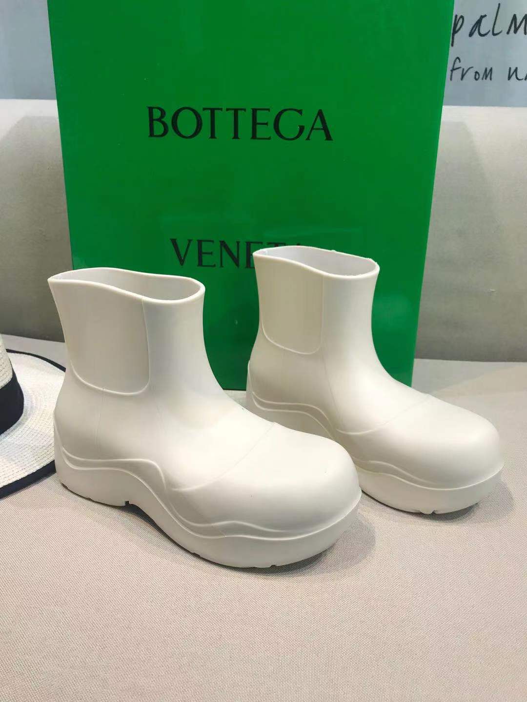BOTTEGA VENETA PUDDLE ANKLE BOOT IN WHITE RUBBER