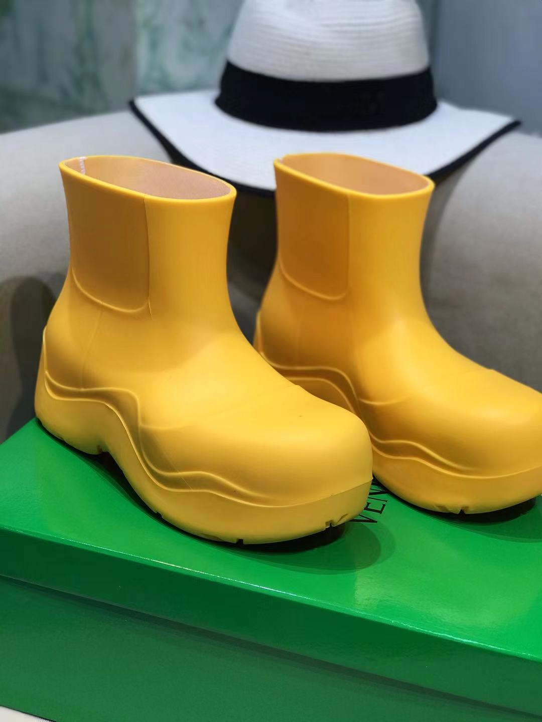 BOTTEGA VENETA PUDDLE ANKLE BOOT IN BRIGHT YELLOW RUBBER