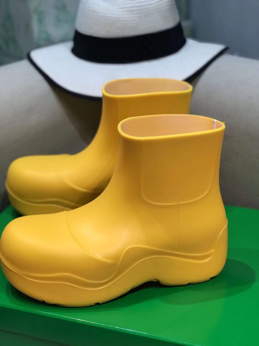 BOTTEGA VENETA PUDDLE ANKLE BOOT IN BRIGHT YELLOW RUBBER