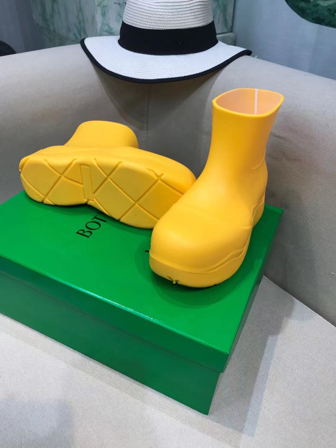 BOTTEGA VENETA PUDDLE ANKLE BOOT IN BRIGHT YELLOW RUBBER