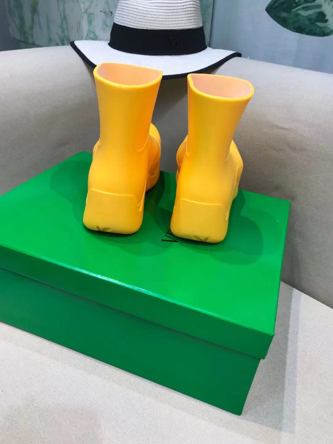 BOTTEGA VENETA PUDDLE ANKLE BOOT IN BRIGHT YELLOW RUBBER