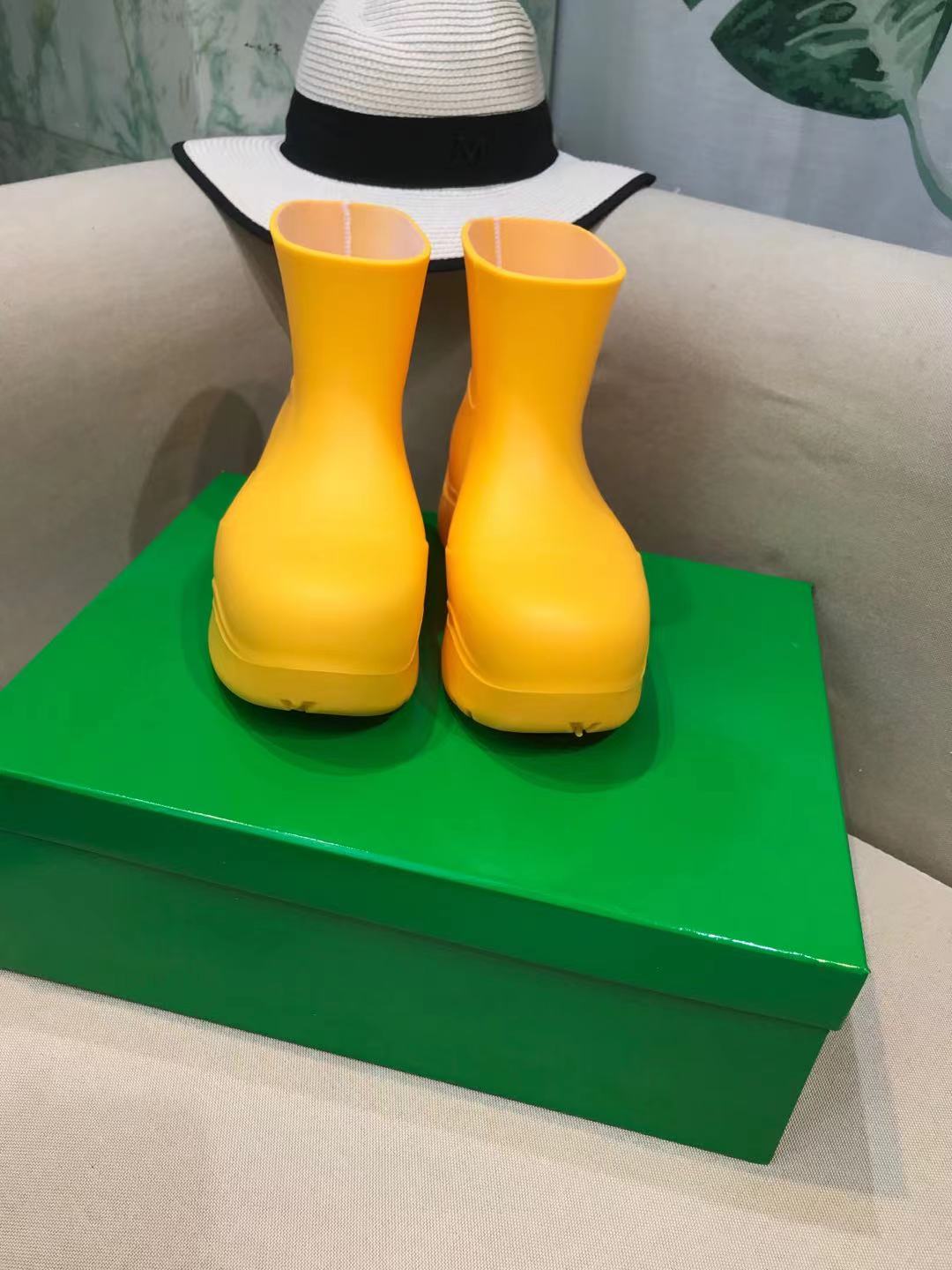 BOTTEGA VENETA PUDDLE ANKLE BOOT IN BRIGHT YELLOW RUBBER