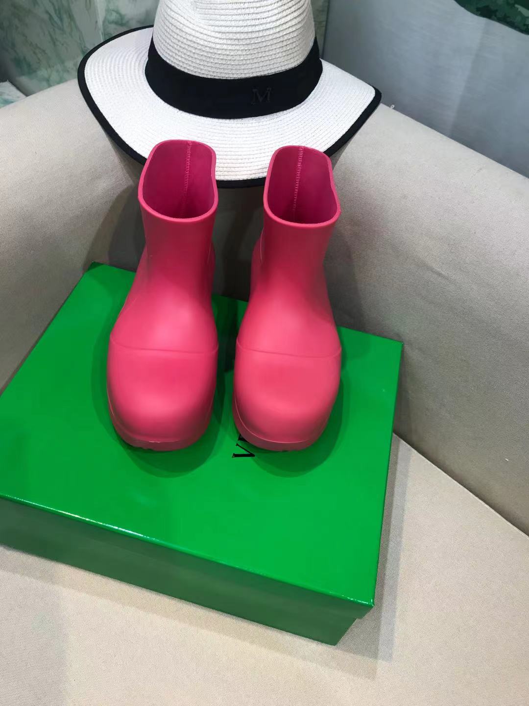 BOTTEGA VENETA PUDDLE ANKLE BOOT IN BRIGHT PINK RUBBER