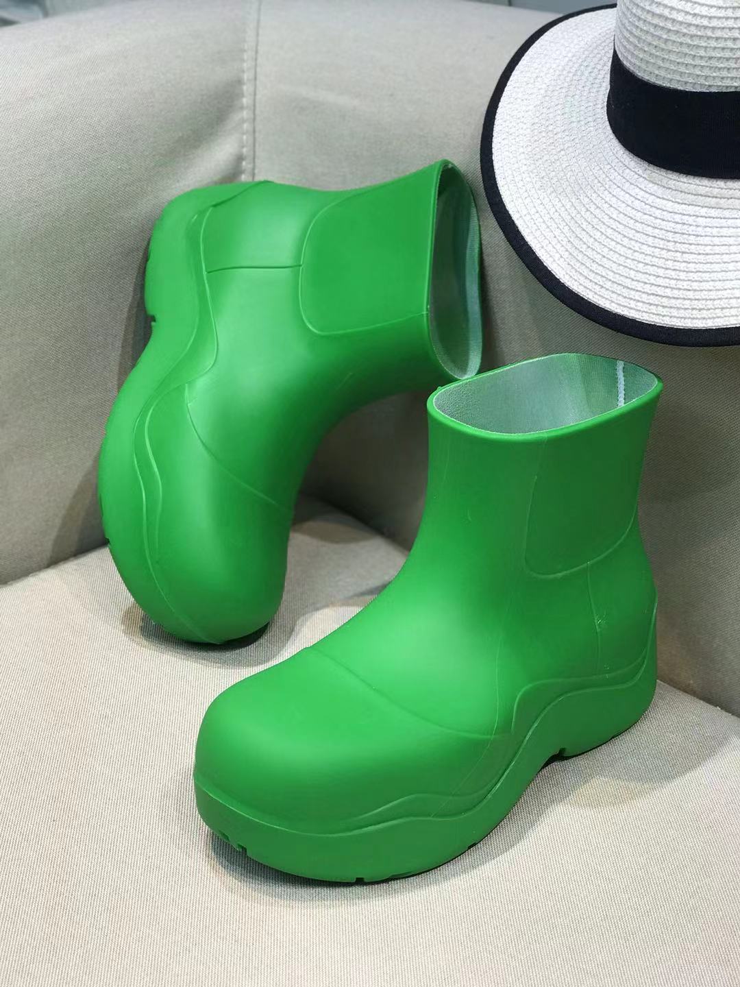 BOTTEGA VENETA PUDDLE ANKLE BOOT IN EMERALD GREEN RUBBER