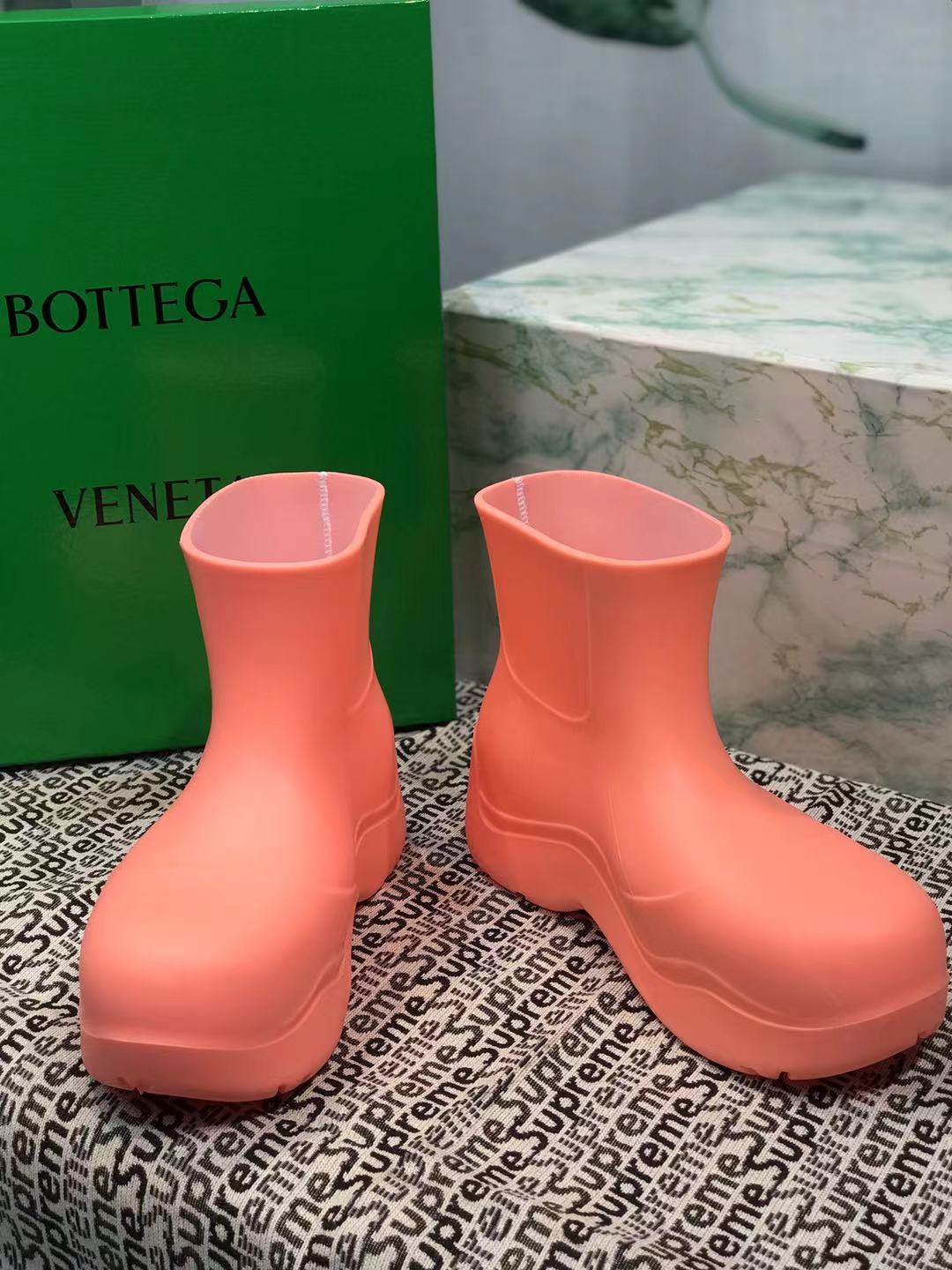 BOTTEGA VENETA PUDDLE ANKLE BOOT IN PUNCH PINK RUBBER