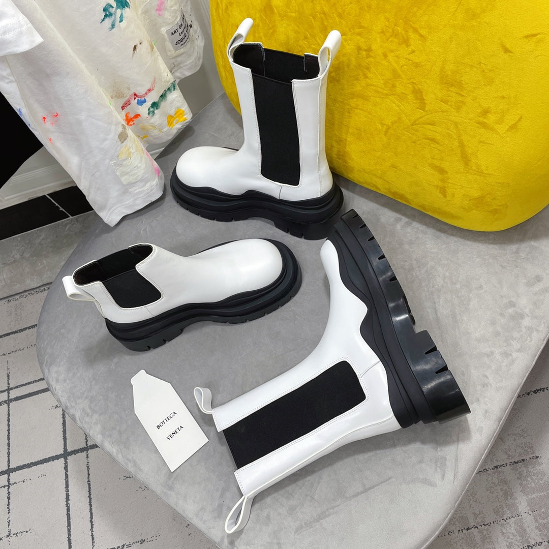 BOTTEGA VENETA TIRE CHELSEA BOOT IN WHITE MIX BLACK CALFSKIN