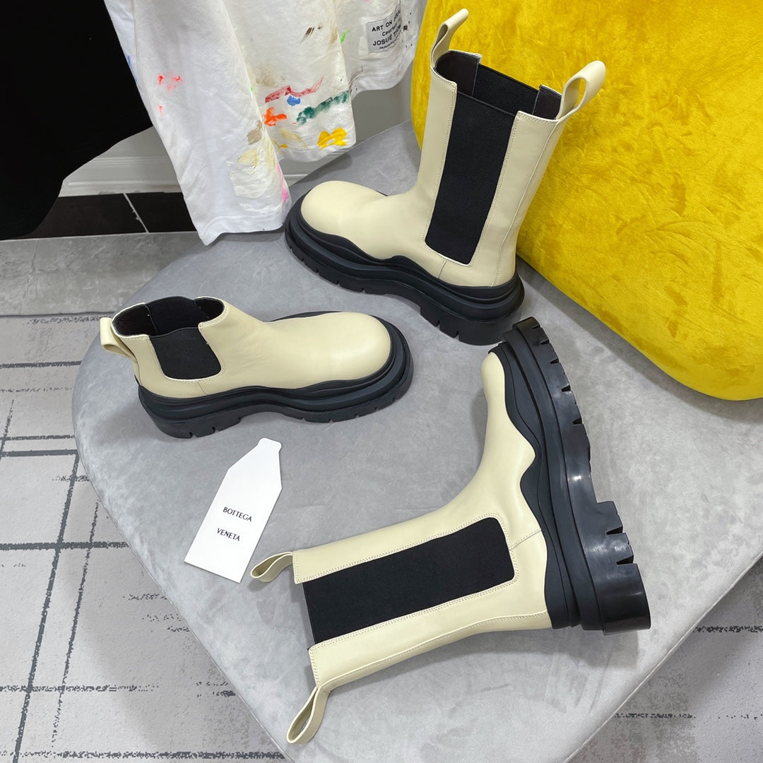 BOTTEGA VENETA TIRE CHELSEA BOOT IN BLACK MIX BISQUE BEIGE CALFSKIN