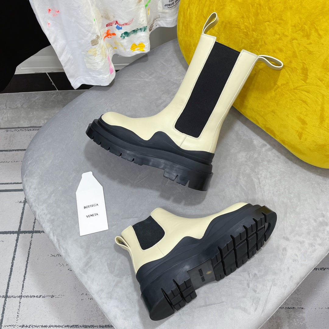 BOTTEGA VENETA TIRE CHELSEA BOOT IN BLACK MIX BISQUE BEIGE CALFSKIN