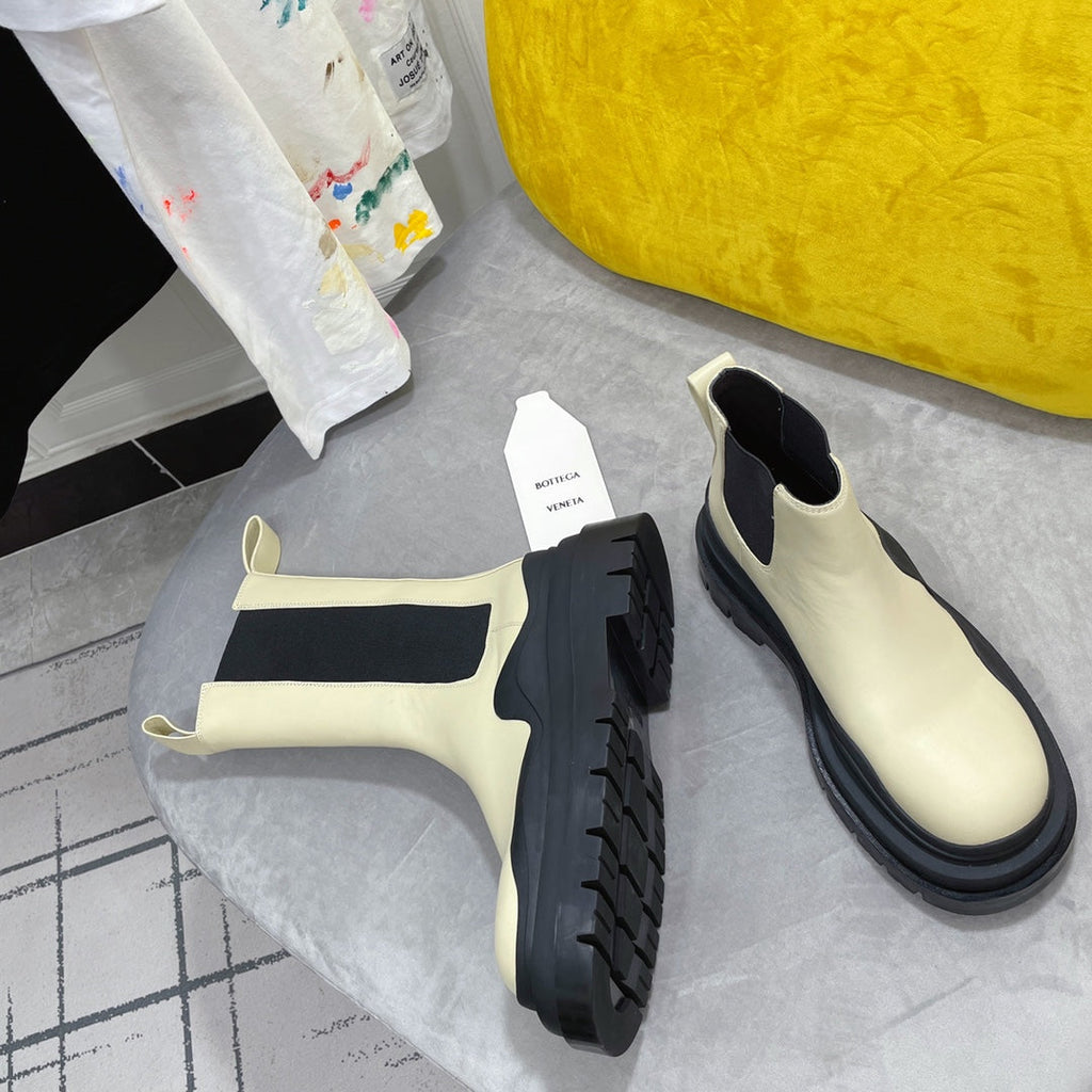 BOTTEGA VENETA TIRE CHELSEA BOOT IN BLACK MIX BISQUE BEIGE CALFSKIN