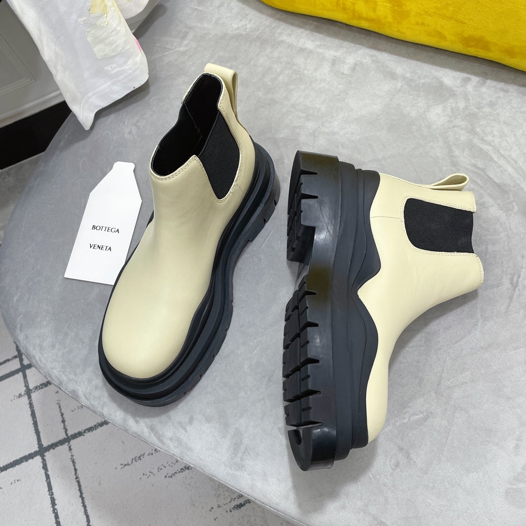 BOTTEGA VENETA TIRE CHELSEA BOOT IN BLACK MIX BISQUE BEIGE CALFSKIN