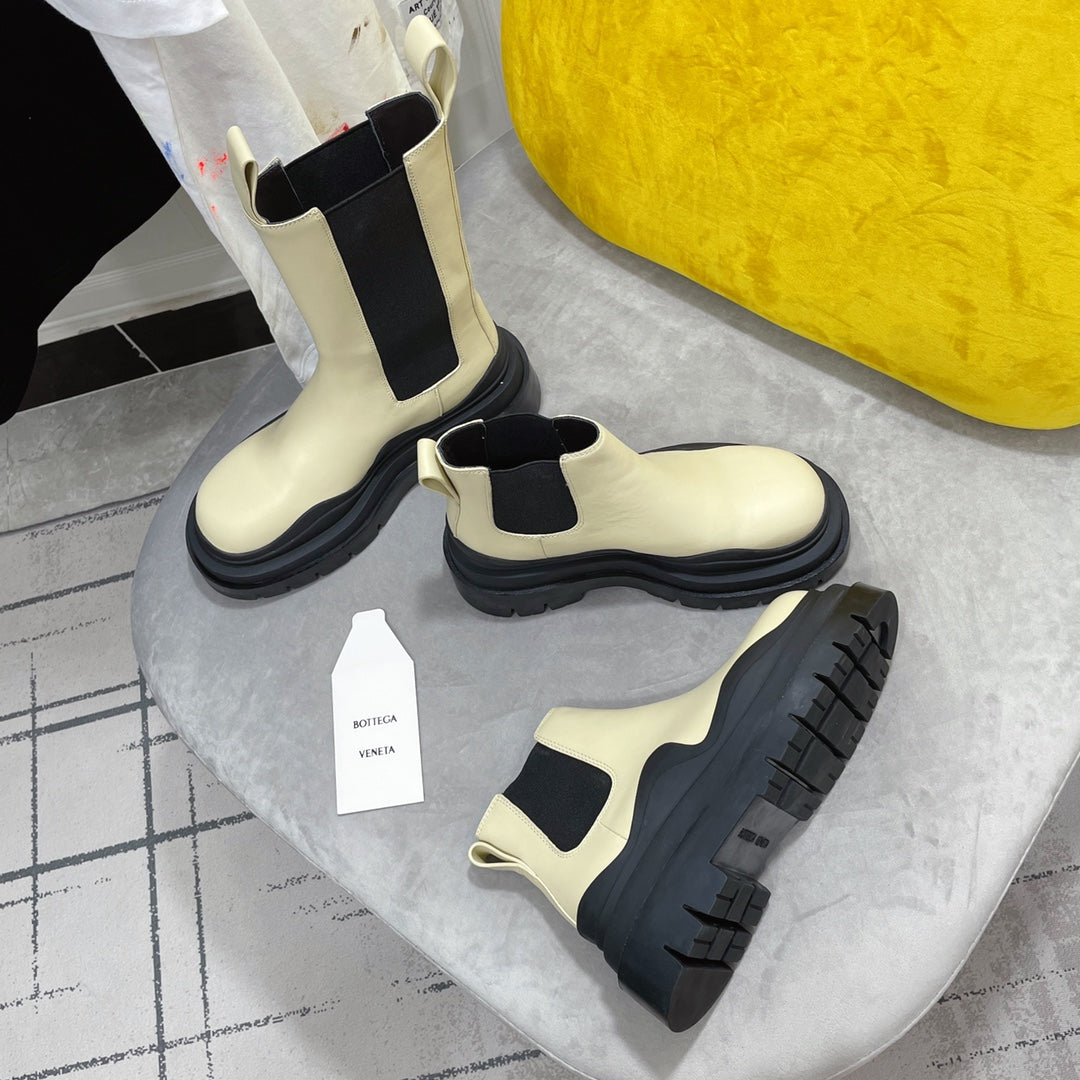 BOTTEGA VENETA TIRE CHELSEA BOOT IN BLACK MIX BISQUE BEIGE CALFSKIN