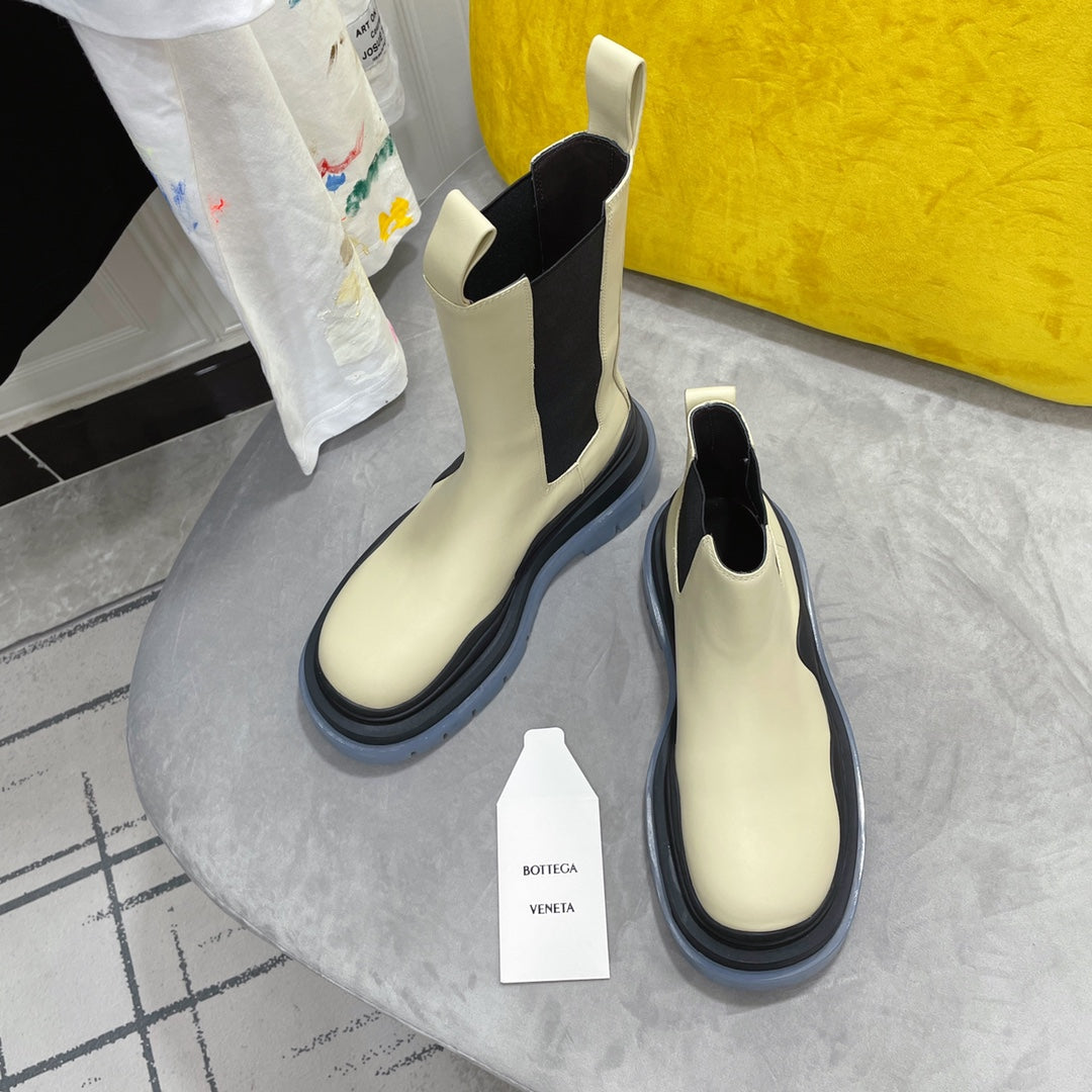 BOTTEGA VENETA TIRE CHELSEA BOOT IN BLACK MIX BISQUE BEIGE CALFSKIN WITH STEEL BLUE SOLE
