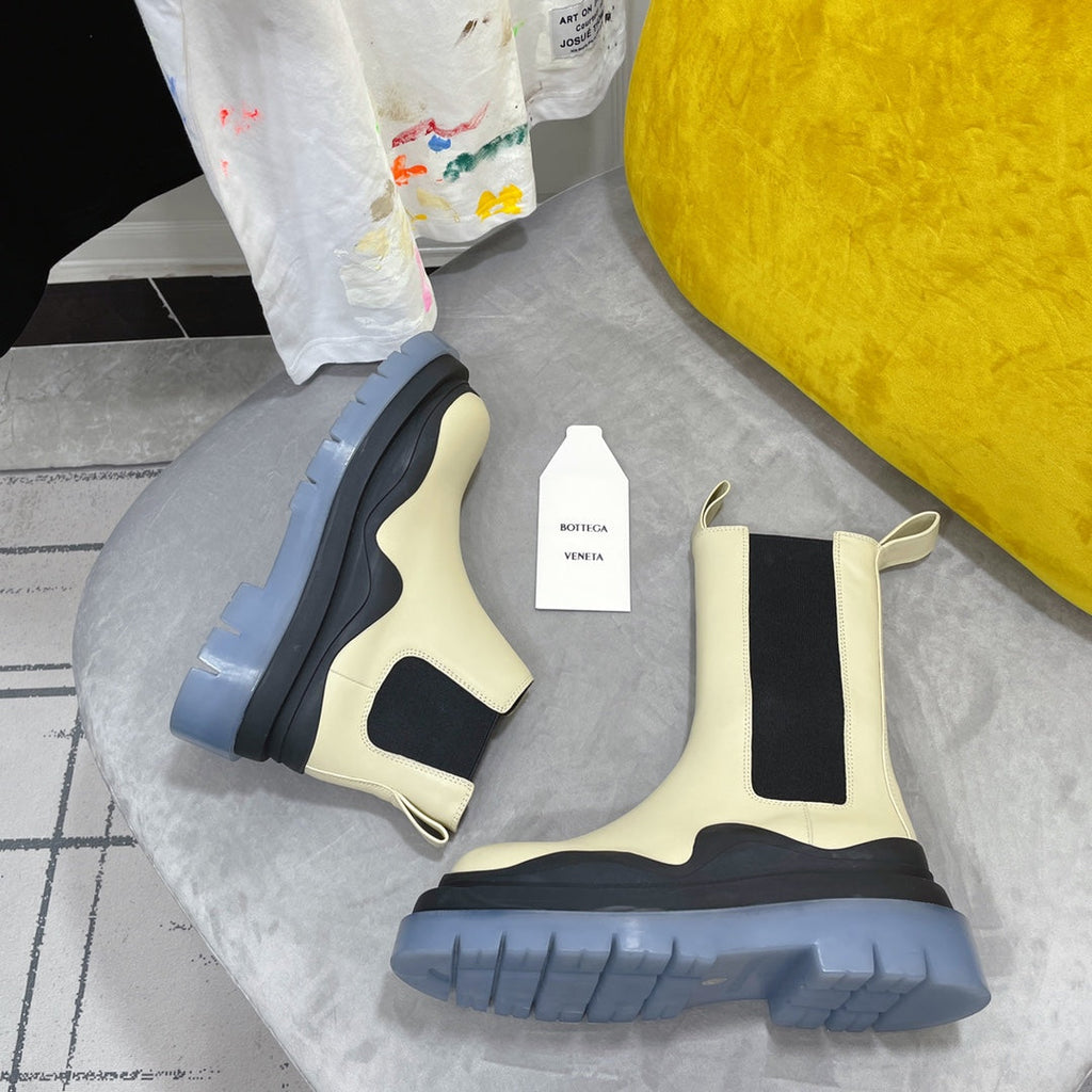 BOTTEGA VENETA TIRE CHELSEA BOOT IN BLACK MIX BISQUE BEIGE CALFSKIN WITH STEEL BLUE SOLE