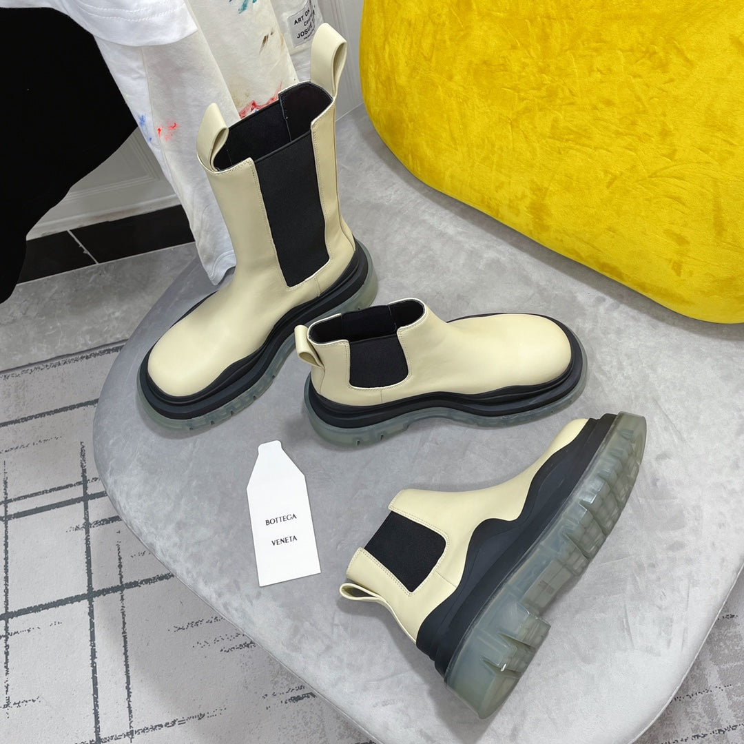BOTTEGA VENETA TIRE CHELSEA BOOT IN BLACK MIX BISQUE BEIGE CALFSKIN WITH TRANSPARENT SOLE