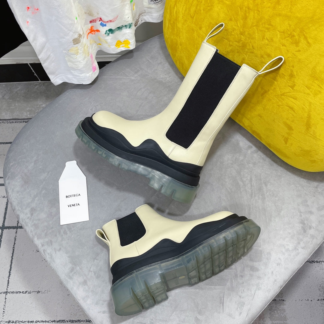 BOTTEGA VENETA TIRE CHELSEA BOOT IN BLACK MIX BISQUE BEIGE CALFSKIN WITH TRANSPARENT SOLE