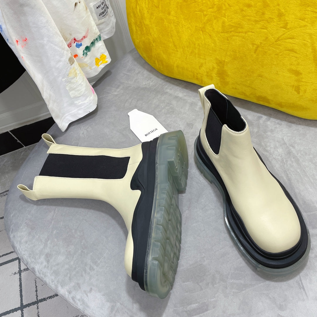BOTTEGA VENETA TIRE CHELSEA BOOT IN BLACK MIX BISQUE BEIGE CALFSKIN WITH TRANSPARENT SOLE