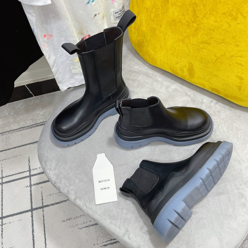 BOTTEGA VENETA TIRE CHELSEA BOOT IN BLACK MIX ICE BLUE CALFSKIN