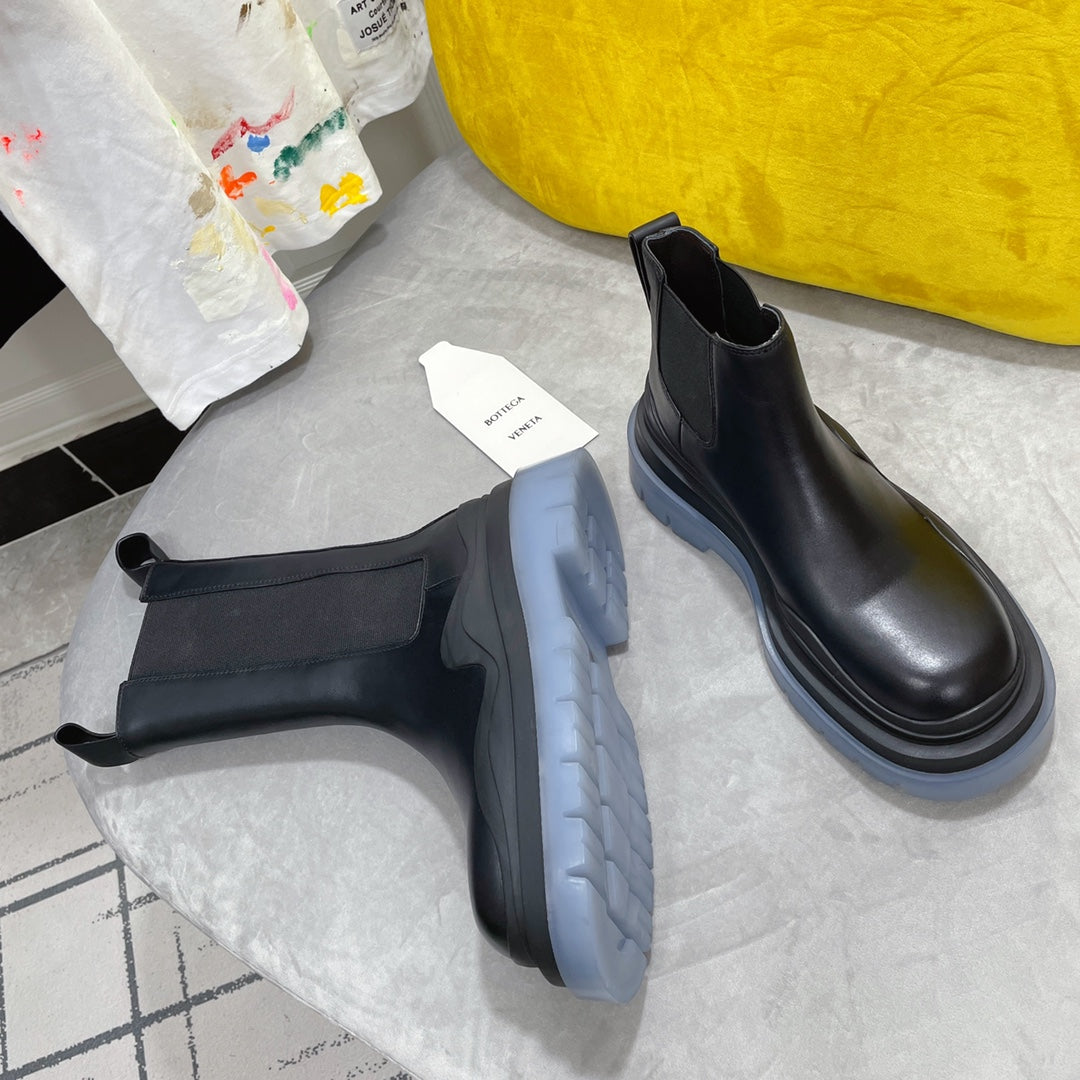 BOTTEGA VENETA TIRE CHELSEA BOOT IN BLACK MIX ICE BLUE CALFSKIN