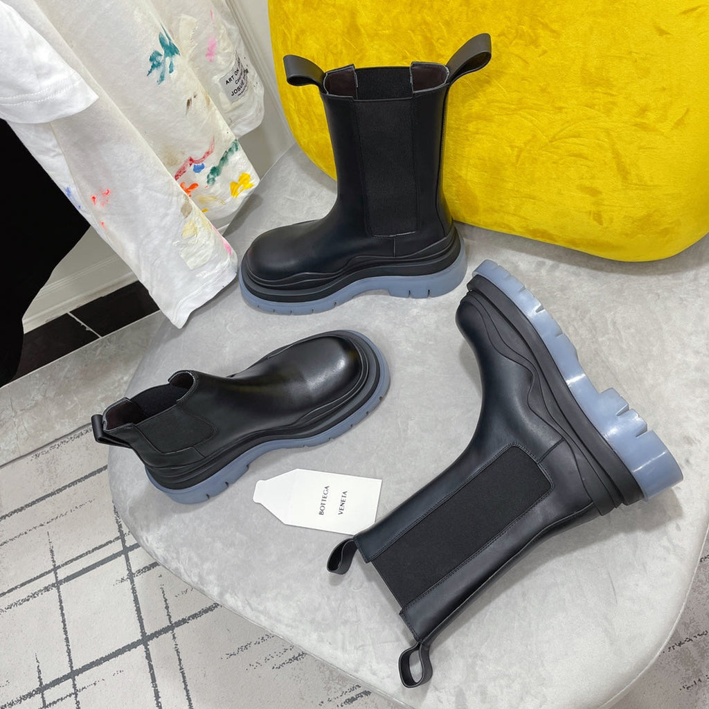 BOTTEGA VENETA TIRE CHELSEA BOOT IN BLACK MIX ICE BLUE CALFSKIN