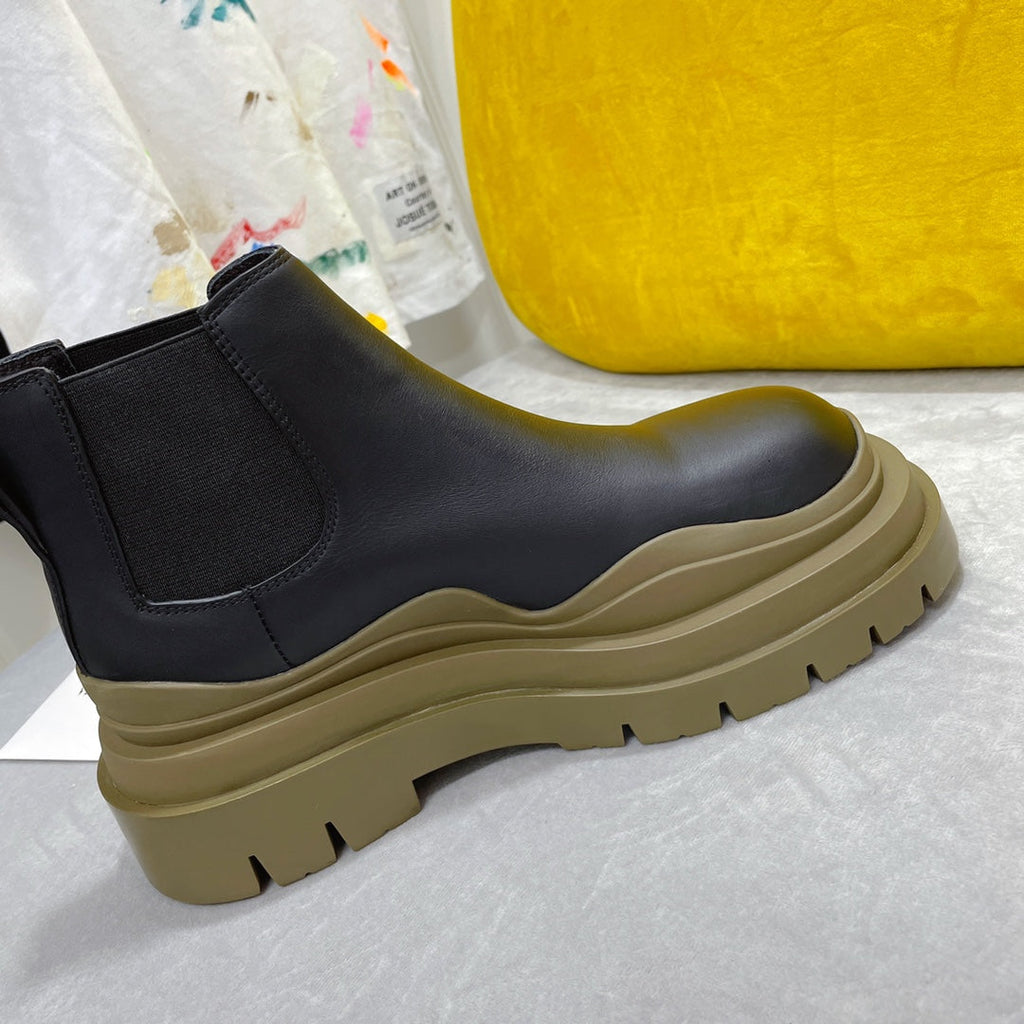 BOTTEGA VENETA TIRE CHELSEA BOOT IN BLACK MIX OLIVE GREEN CALFSKIN
