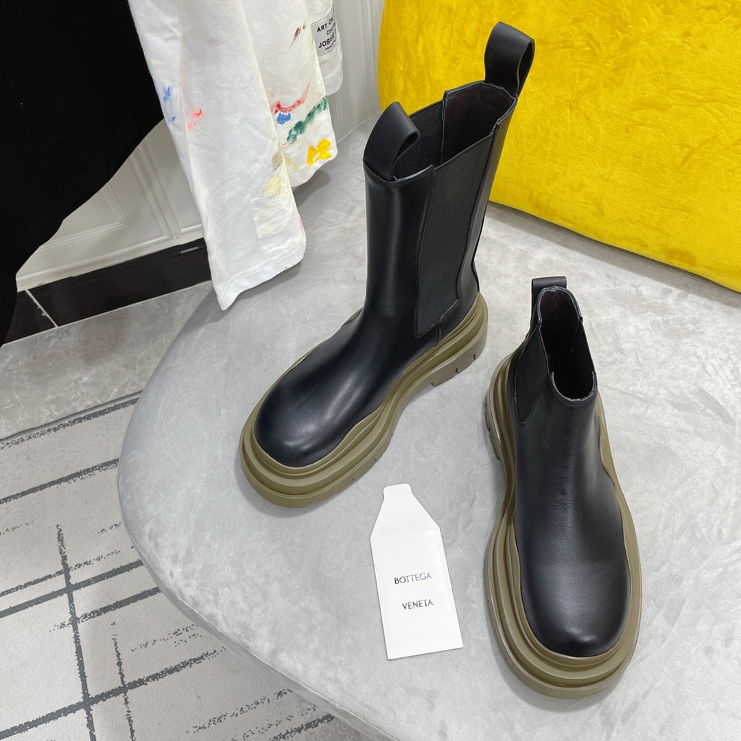 BOTTEGA VENETA TIRE CHELSEA BOOT IN BLACK MIX OLIVE GREEN CALFSKIN