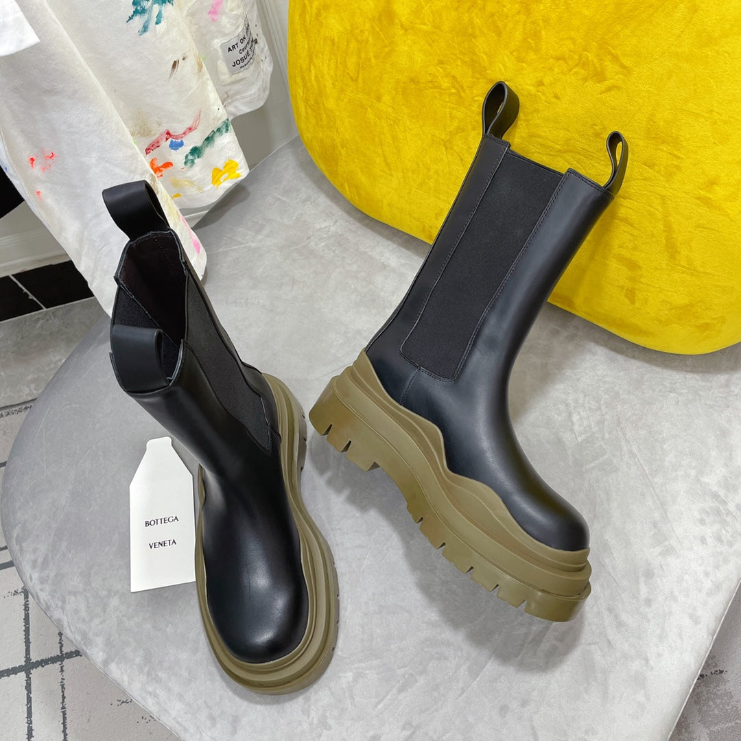 BOTTEGA VENETA TIRE CHELSEA BOOT IN BLACK MIX OLIVE GREEN CALFSKIN