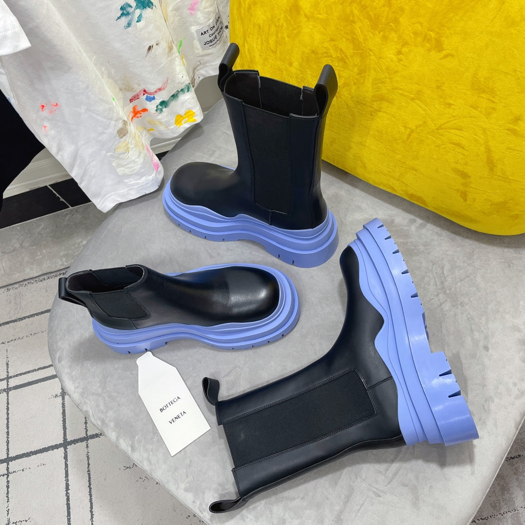 BOTTEGA VENETA TIRE CHELSEA BOOT IN BLACK MIX CORNFLOWER BLUE CALFSKIN