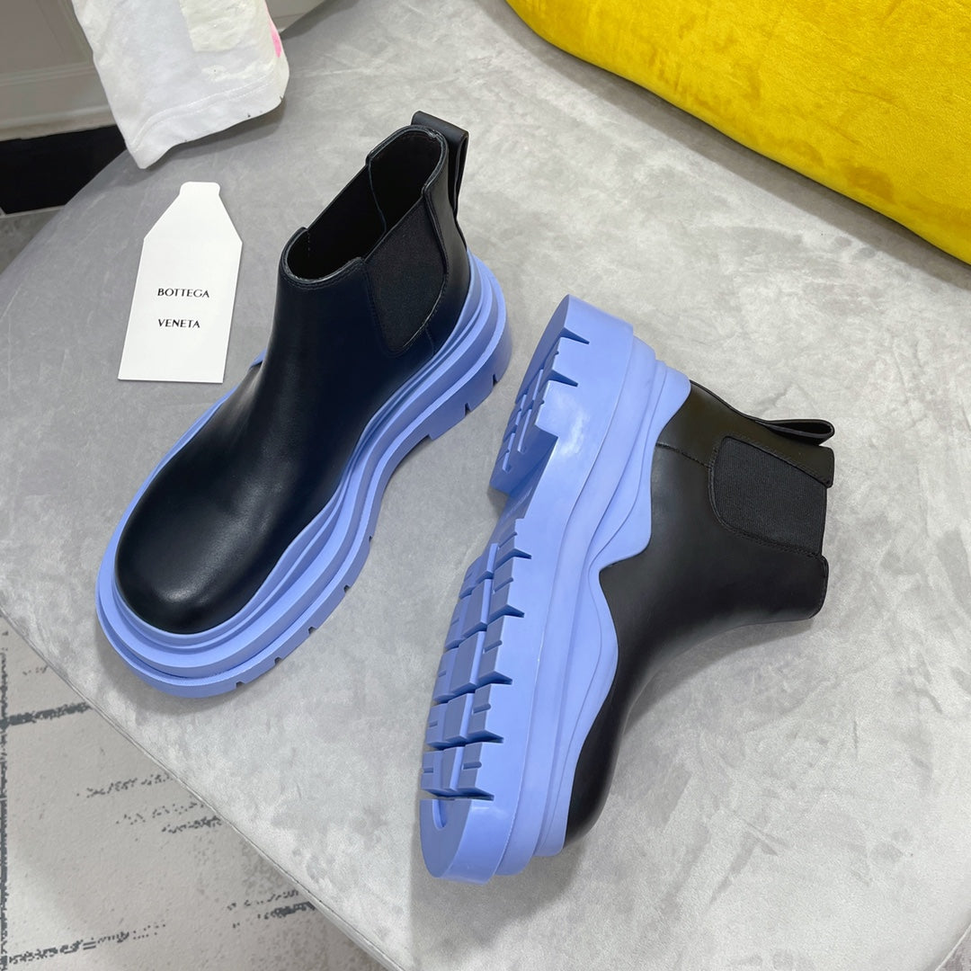BOTTEGA VENETA TIRE CHELSEA BOOT IN BLACK MIX CORNFLOWER BLUE CALFSKIN
