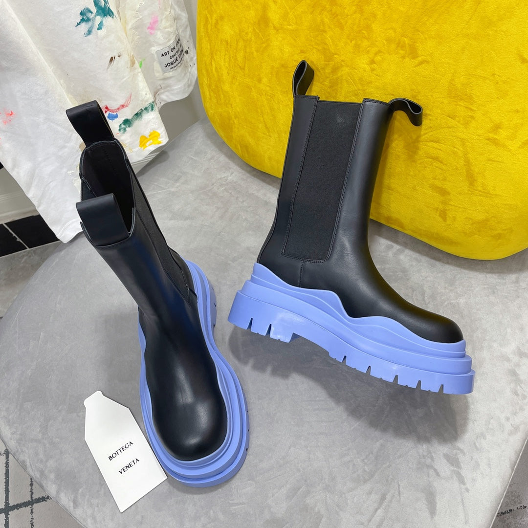 BOTTEGA VENETA TIRE CHELSEA BOOT IN BLACK MIX CORNFLOWER BLUE CALFSKIN