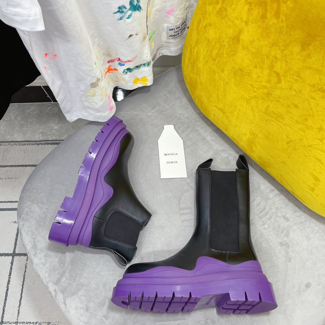 BOTTEGA VENETA TIRE CHELSEA BOOT IN BLACK MIX ROYAL PURPLE CALFSKIN