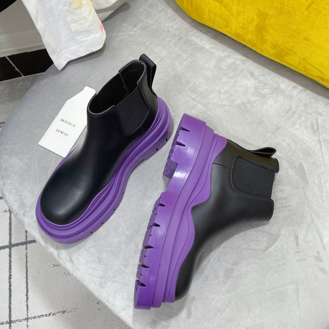 BOTTEGA VENETA TIRE CHELSEA BOOT IN BLACK MIX ROYAL PURPLE CALFSKIN