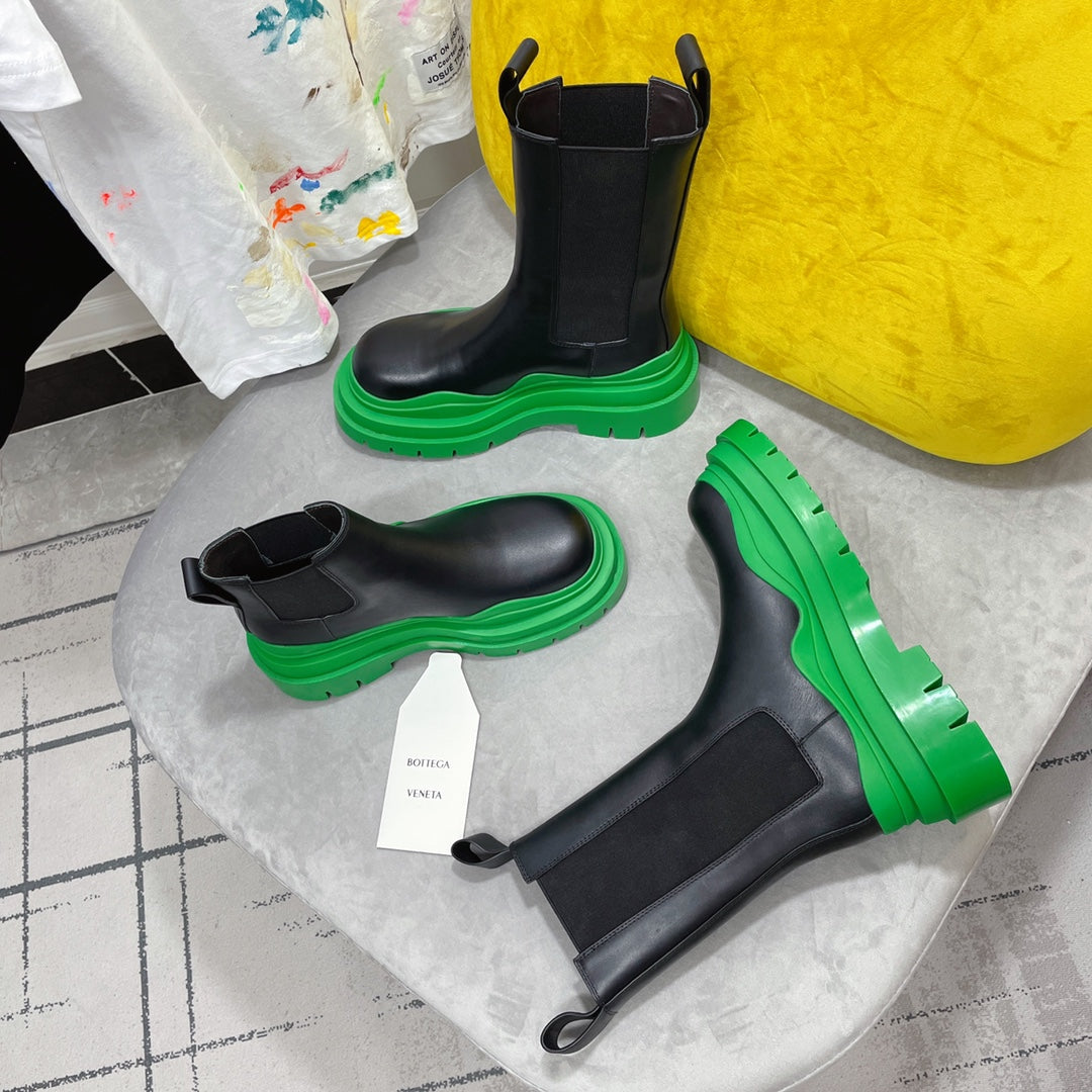 BOTTEGA VENETA TIRE CHELSEA BOOT IN BLACK MIX EMERALD GREEN CALFSKIN