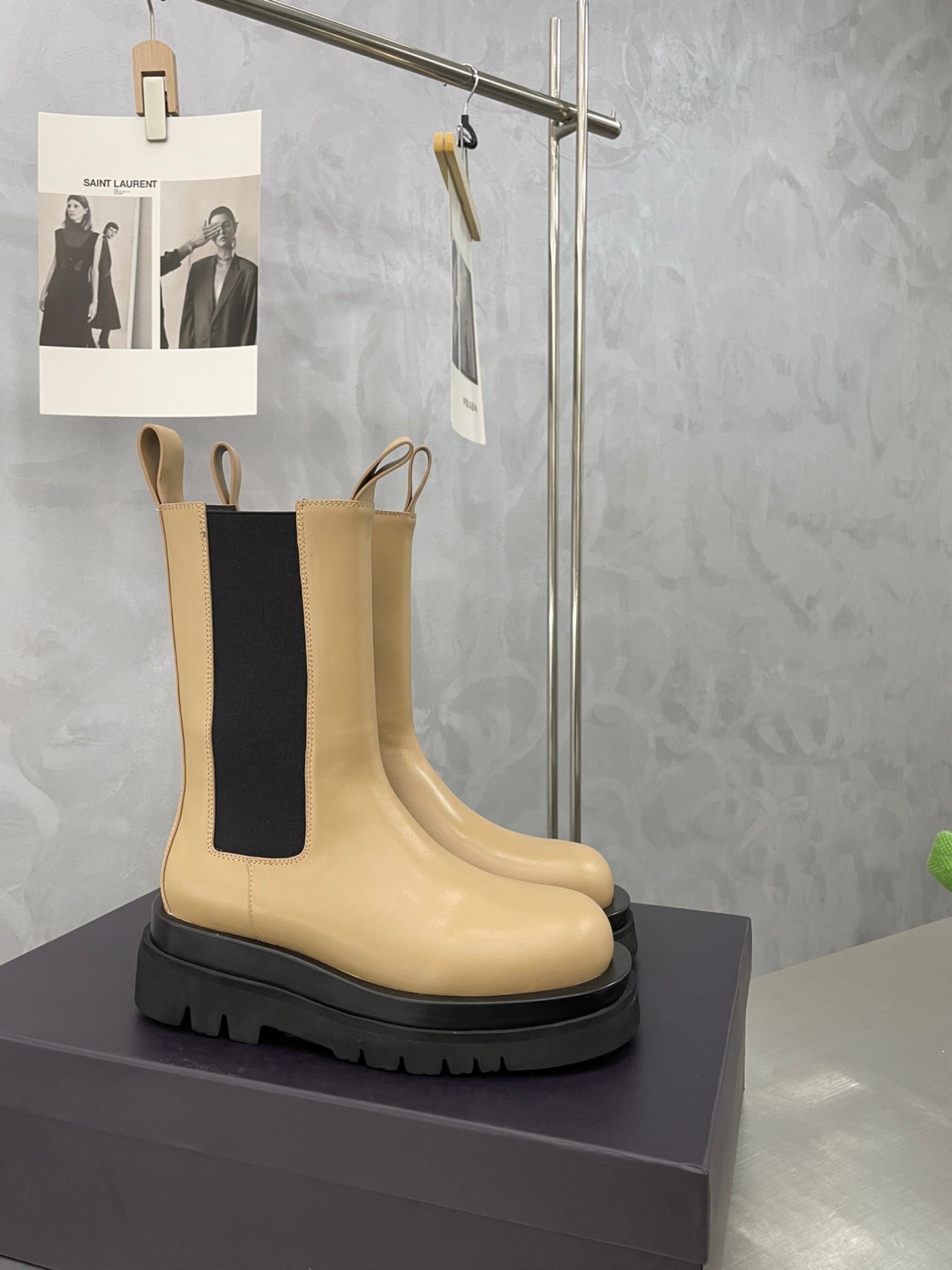 BOTTEGA VENETA LUG CHELSEA BOOT IN CAMEL BEIGE CALFSKIN