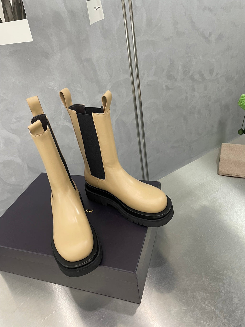 BOTTEGA VENETA LUG CHELSEA BOOT IN CAMEL BEIGE CALFSKIN
