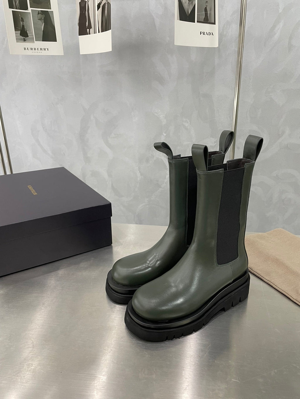 BOTTEGA VENETA LUG CHELSEA BOOT IN ARMY GREEN CALFSKIN
