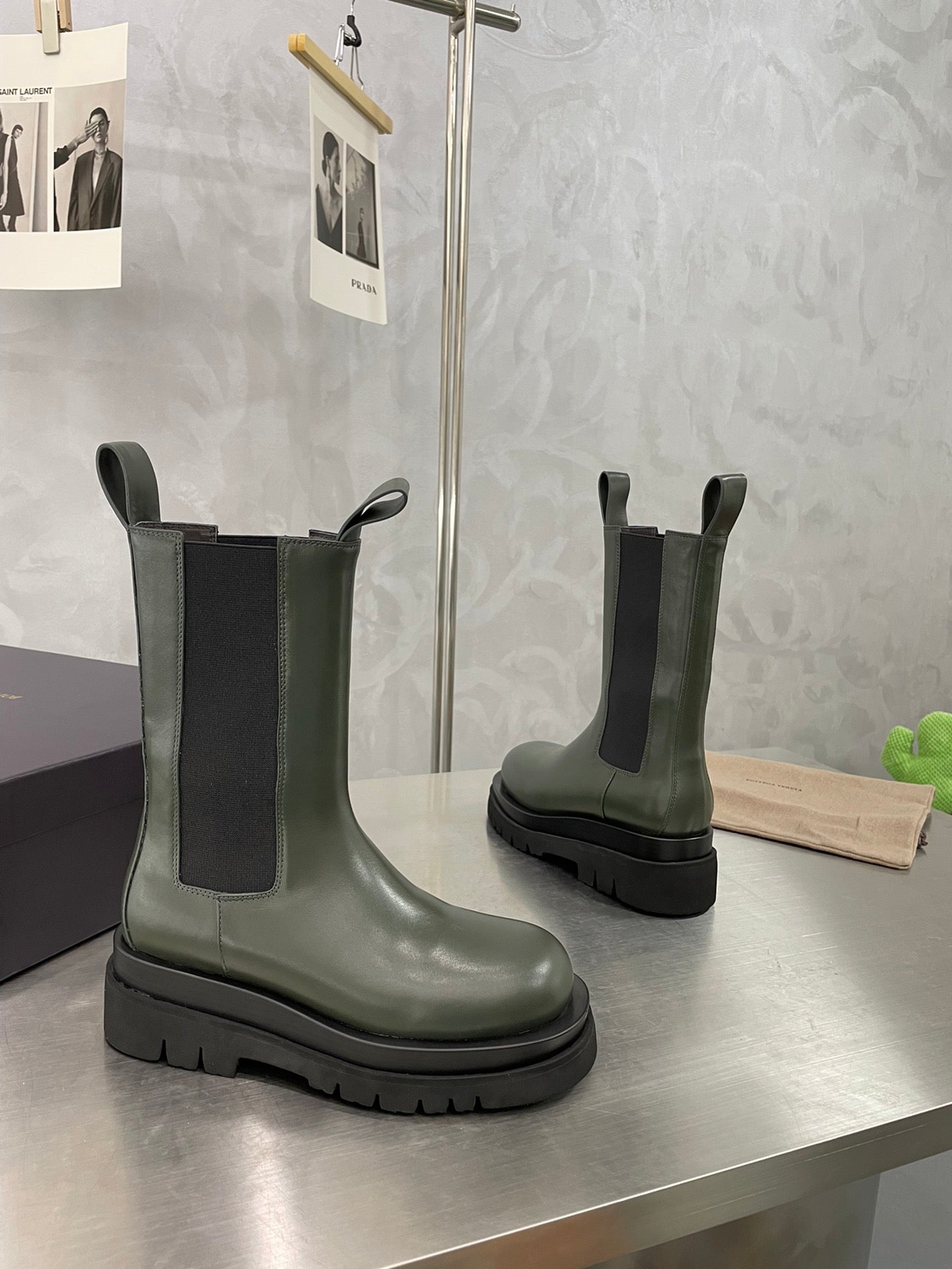 BOTTEGA VENETA LUG CHELSEA BOOT IN ARMY GREEN CALFSKIN