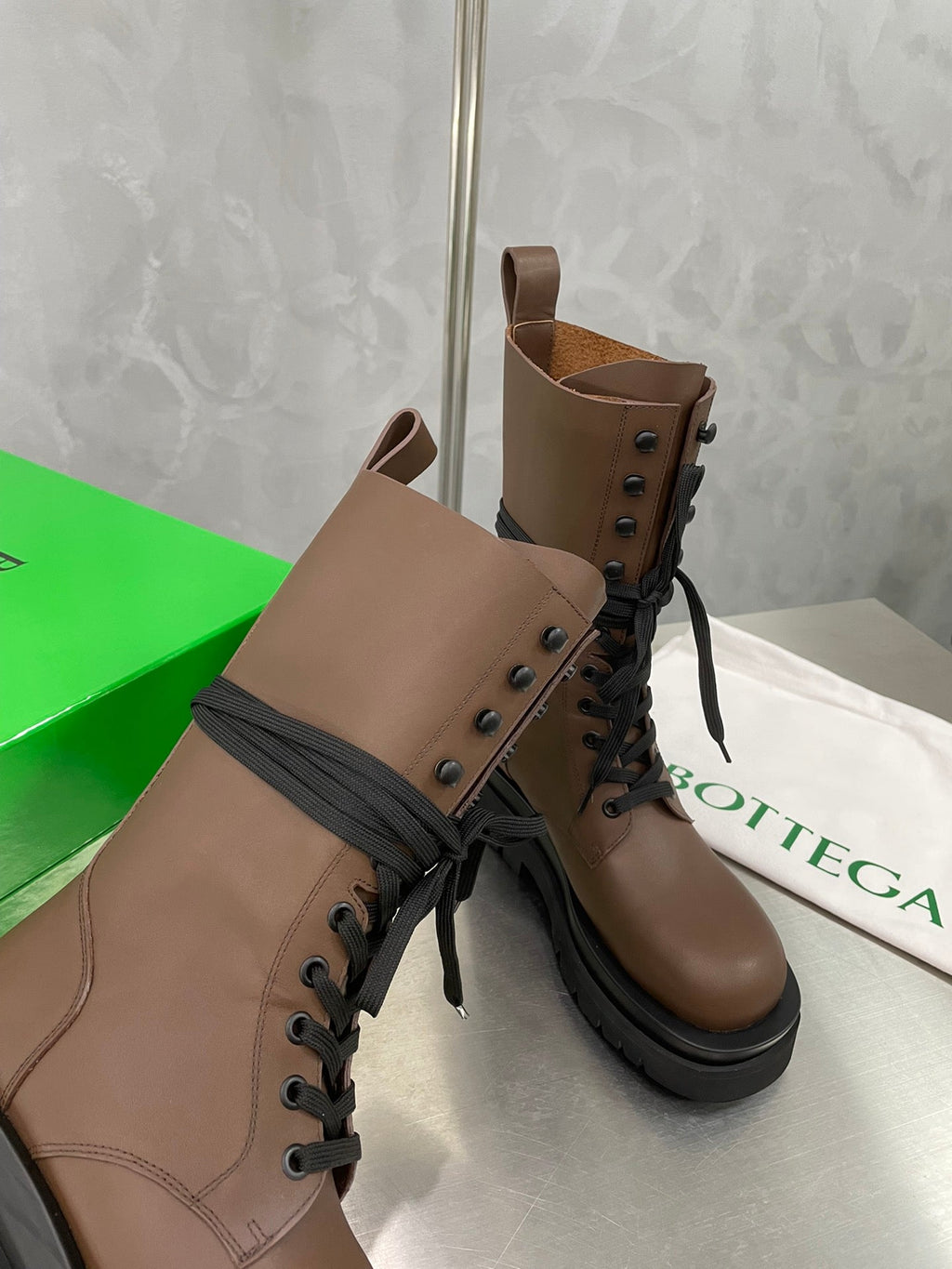BOTTEGA VENETA LUG LACE-UP BOOT IN CHOCOLATE BROWN CALFSKIN 7 CM