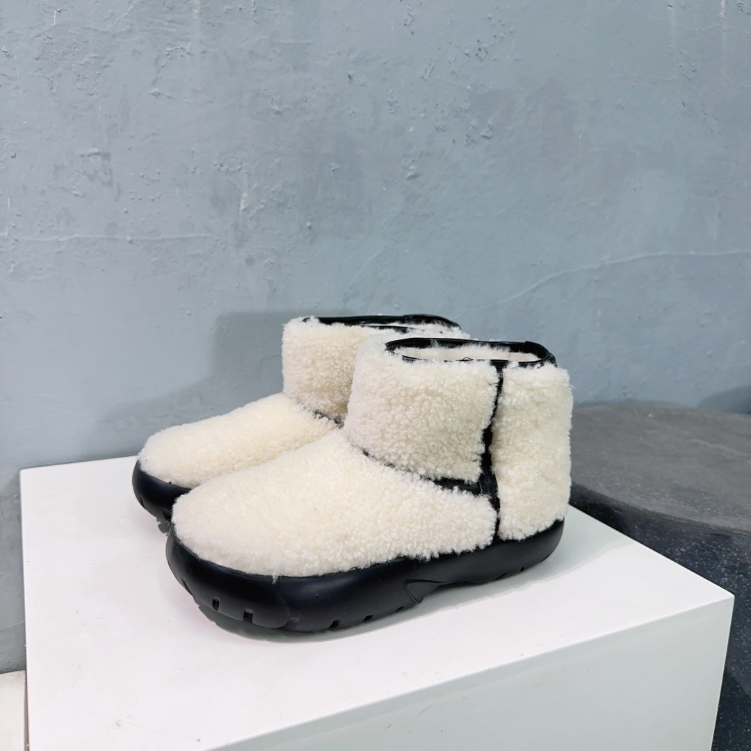 BOTTEGA VENETA MINI ANKLE BOOT IN WHITE SHEARLING WITH BLACK ULTRA LIGHTWEIGHT RUBBER OUTSOLE