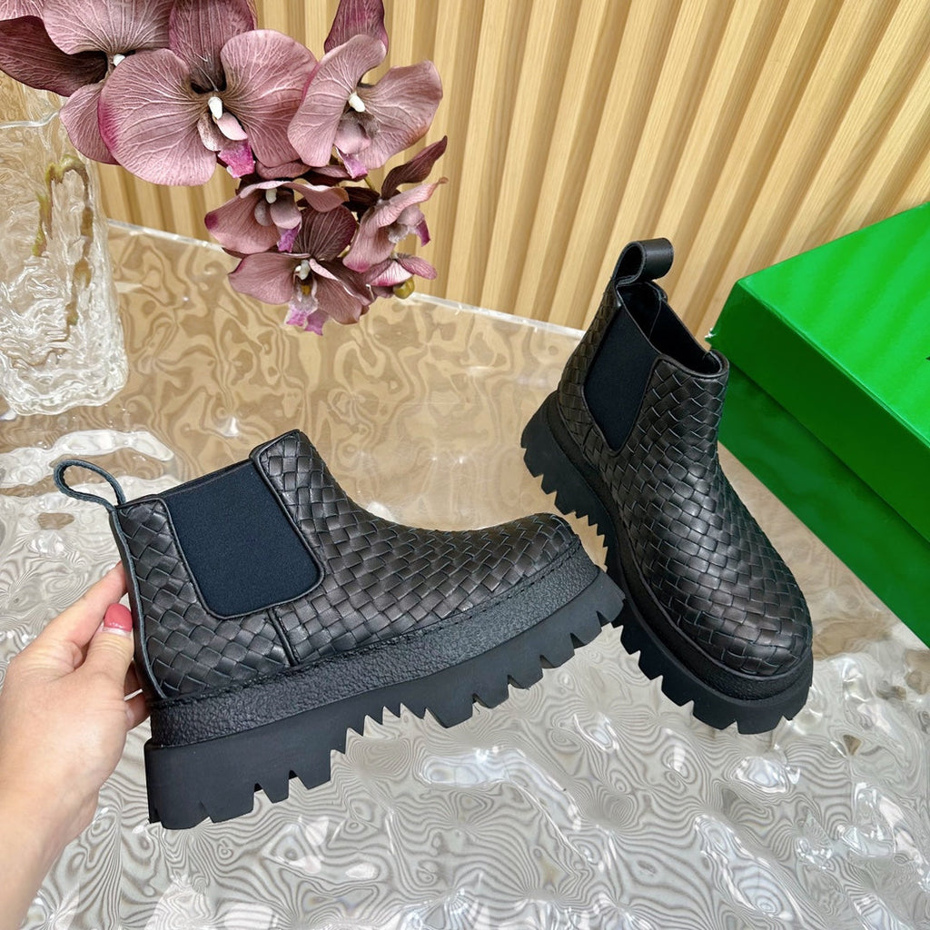 BOTTEGA VENETA FIREMAN ANKLE BOOT IN BLACK CALFSKIN WITH WOVEN DESIGN