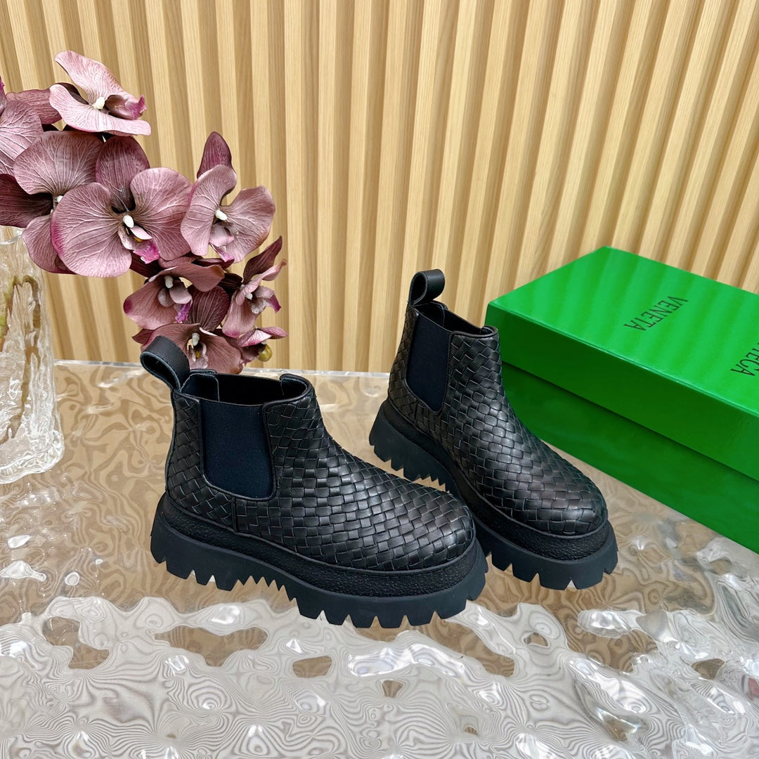 BOTTEGA VENETA FIREMAN ANKLE BOOT IN BLACK CALFSKIN WITH WOVEN DESIGN