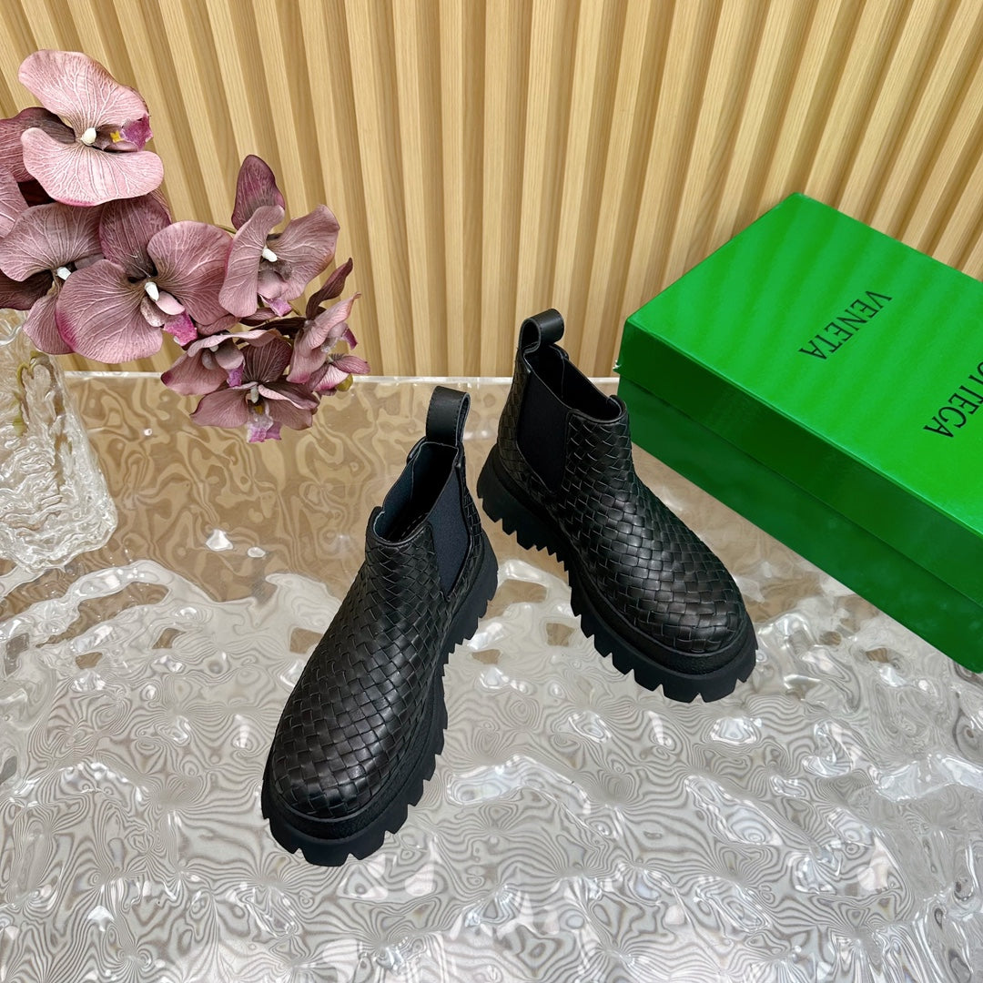 BOTTEGA VENETA FIREMAN ANKLE BOOT IN BLACK CALFSKIN WITH WOVEN DESIGN