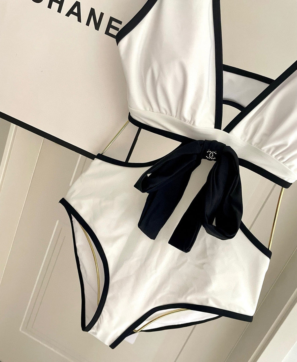 CHANEL BIKINI SWIMSUIT SET IN WHITE AND BOW BLACK 622186