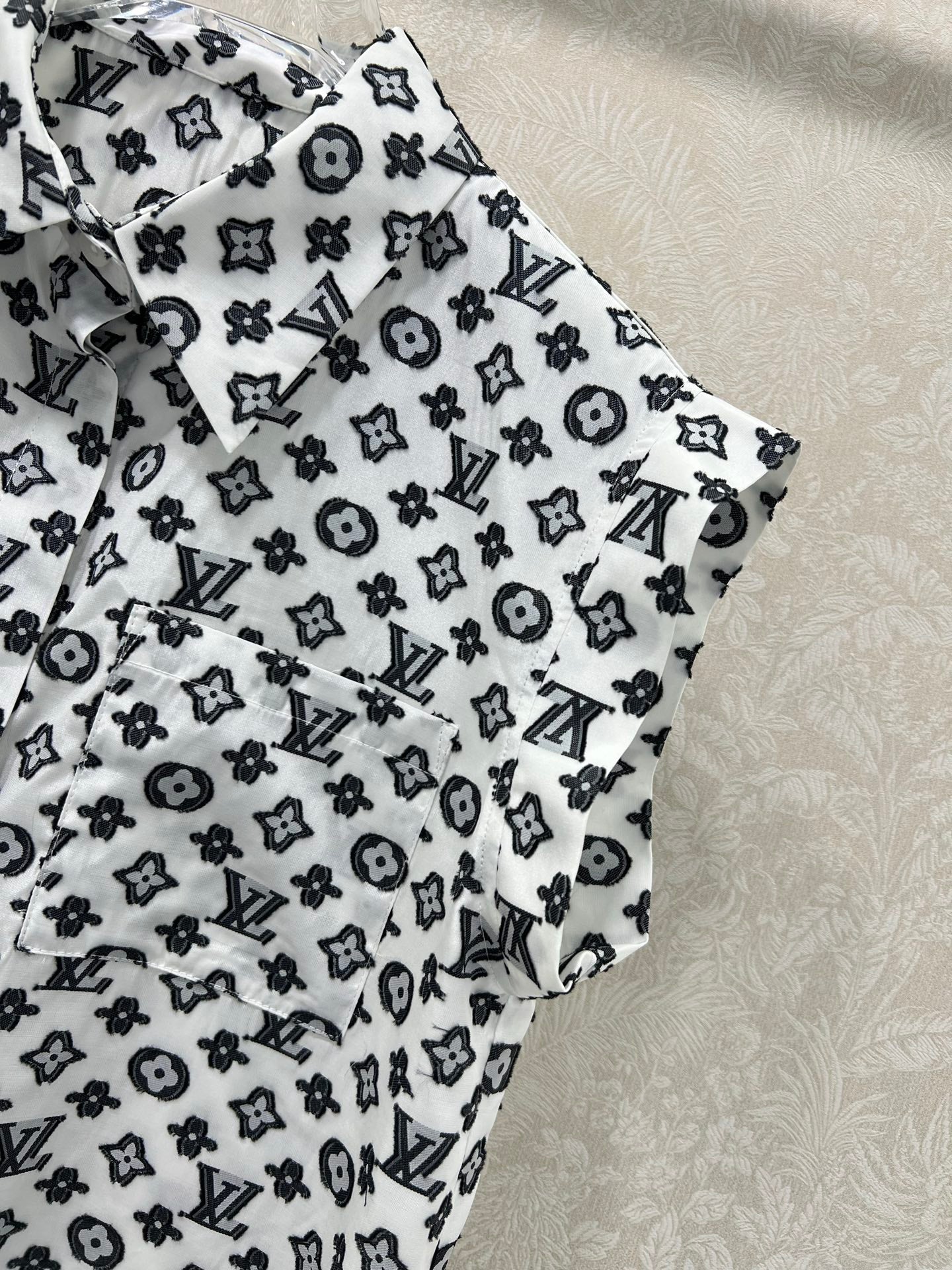 LOUIS VUITTON LV SLEEVELESS LOGO PRINT TOP 269951