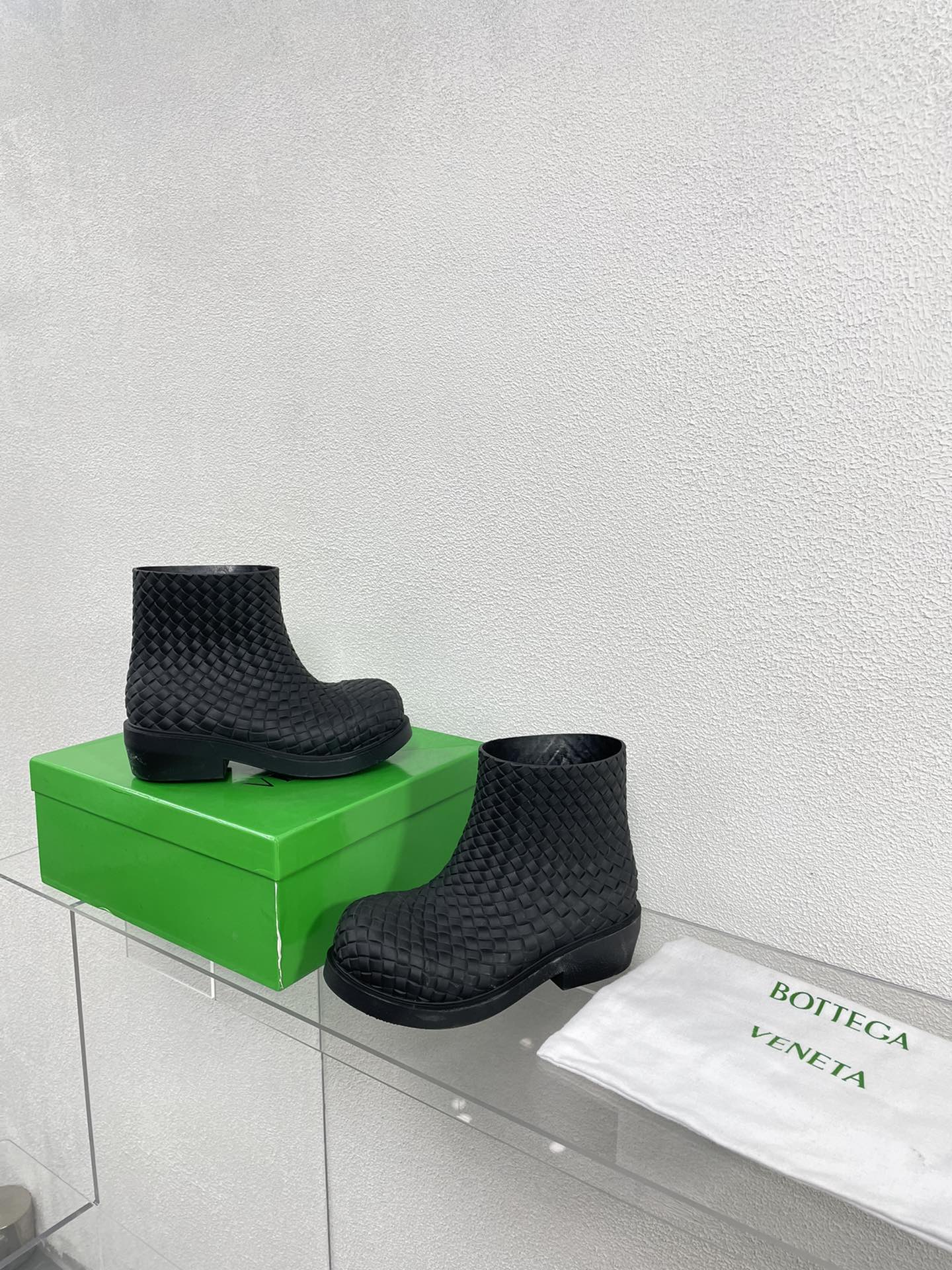 BOTTEGA VENETA FIREMAN BOOTS IN BLACK RUBBER WITH ICONIC INTRECCIO MOTIF