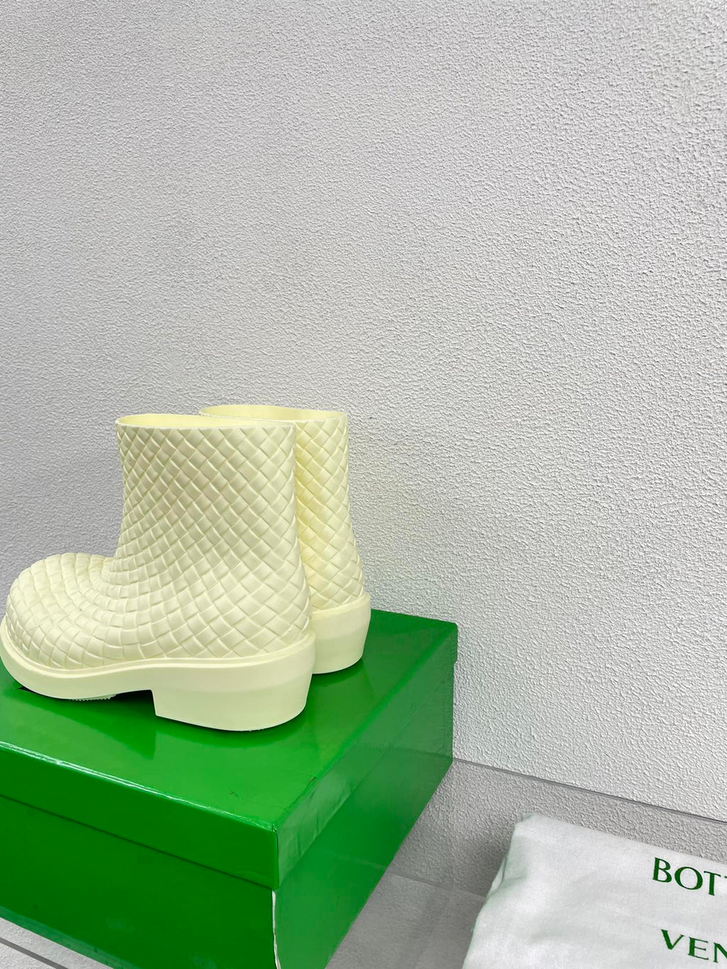 BOTTEGA VENETA FIREMAN BOOTS IN BEIGE CREAM RUBBER WITH ICONIC INTRECCIO MOTIF