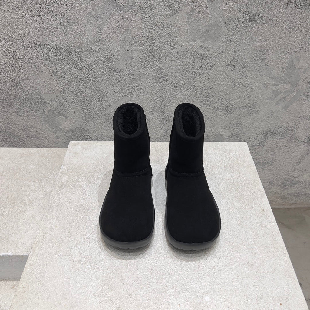 BOTTEGA VENETA SNAP ANKLE BOOT IN BLACK SUEDE AND SHEARLING LINING