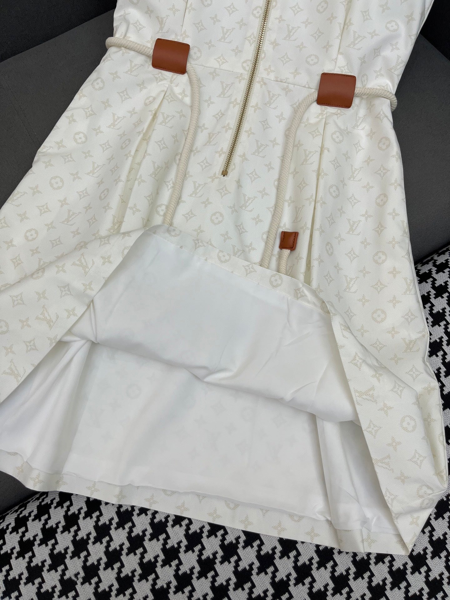 LOUIS VUITTON LV FRONT ZIP SLEEVELESS DRESS 25S IN POLYESTER 266640
